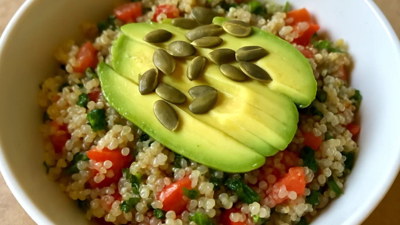 Insalata di quinoa con semi di zucca e avocado"
