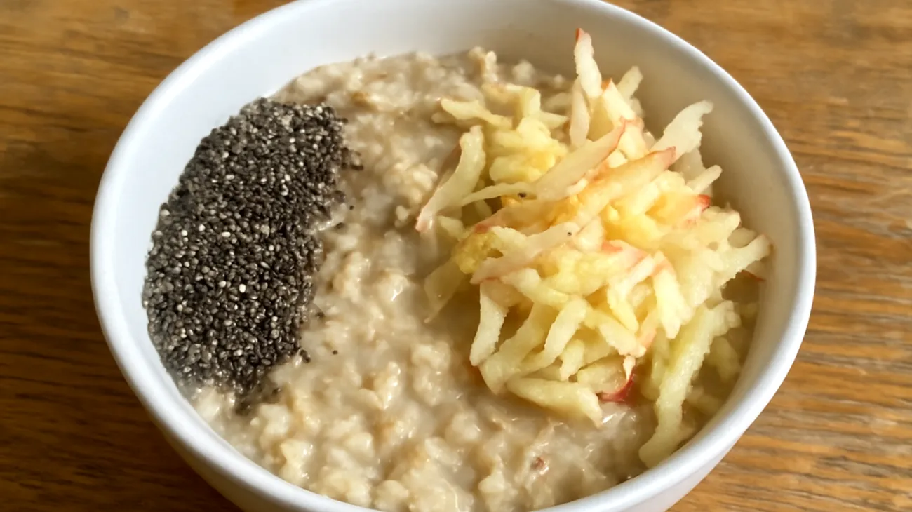 Porridge di avena con semi di chia e mela grattugiata"