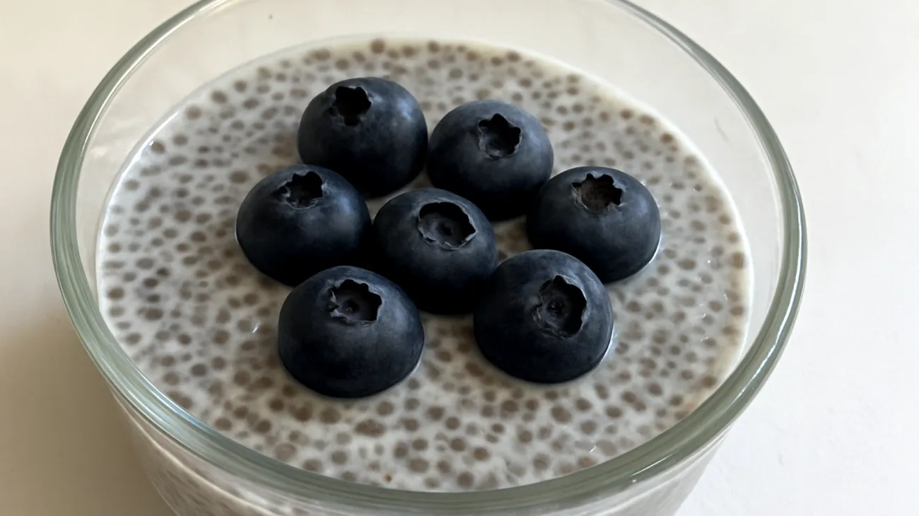 Pudding di semi di chia con latte di mandorle e mirtilli"