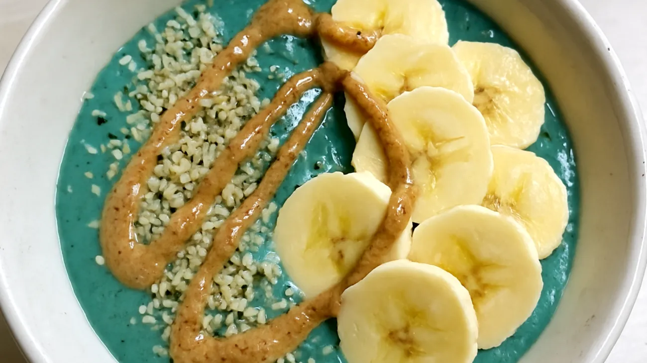 Smoothie bowl con spirulina, banana, semi di canapa e burro di mandorle"