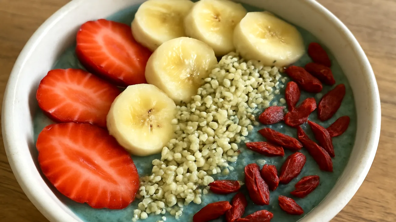 Smoothie bowl con spirulina, semi di canapa e bacche di goji"