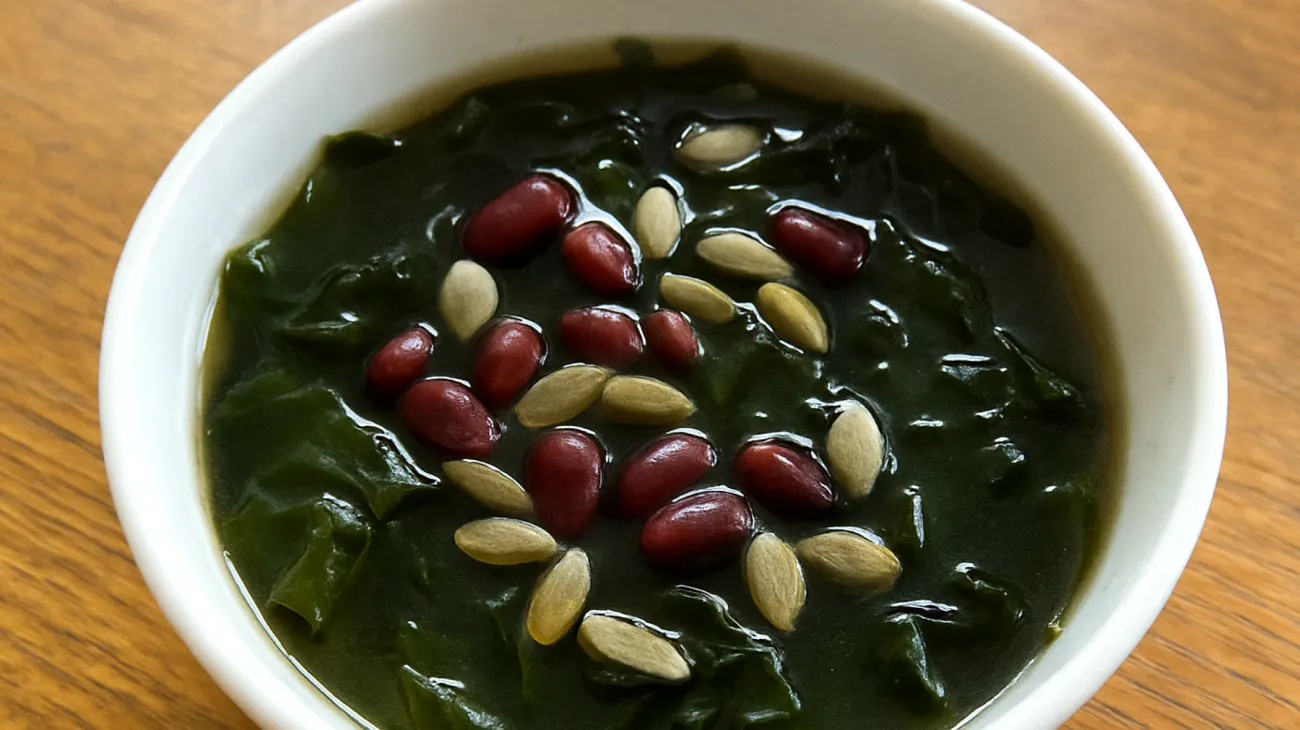 Zuppa di alghe wakame con fagioli azuki e semi di zucca"