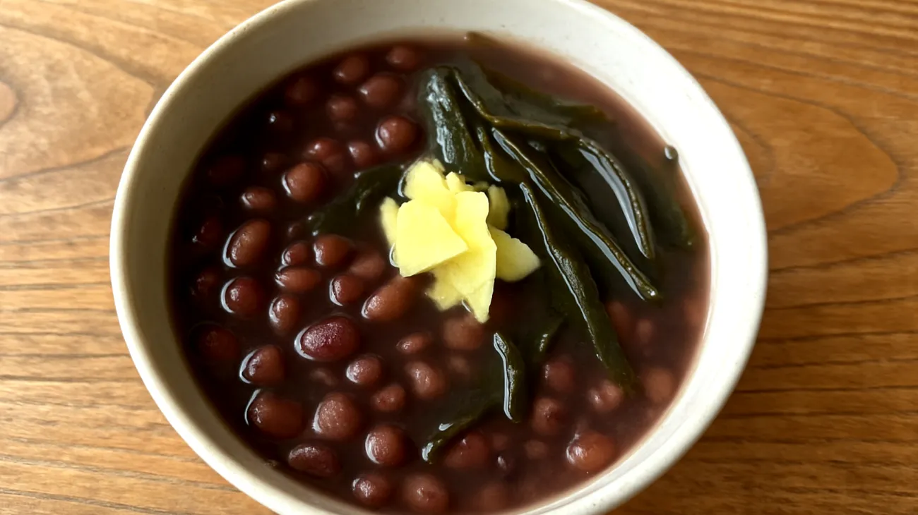 Zuppa di fagioli azuki con alga wakame e zenzero"