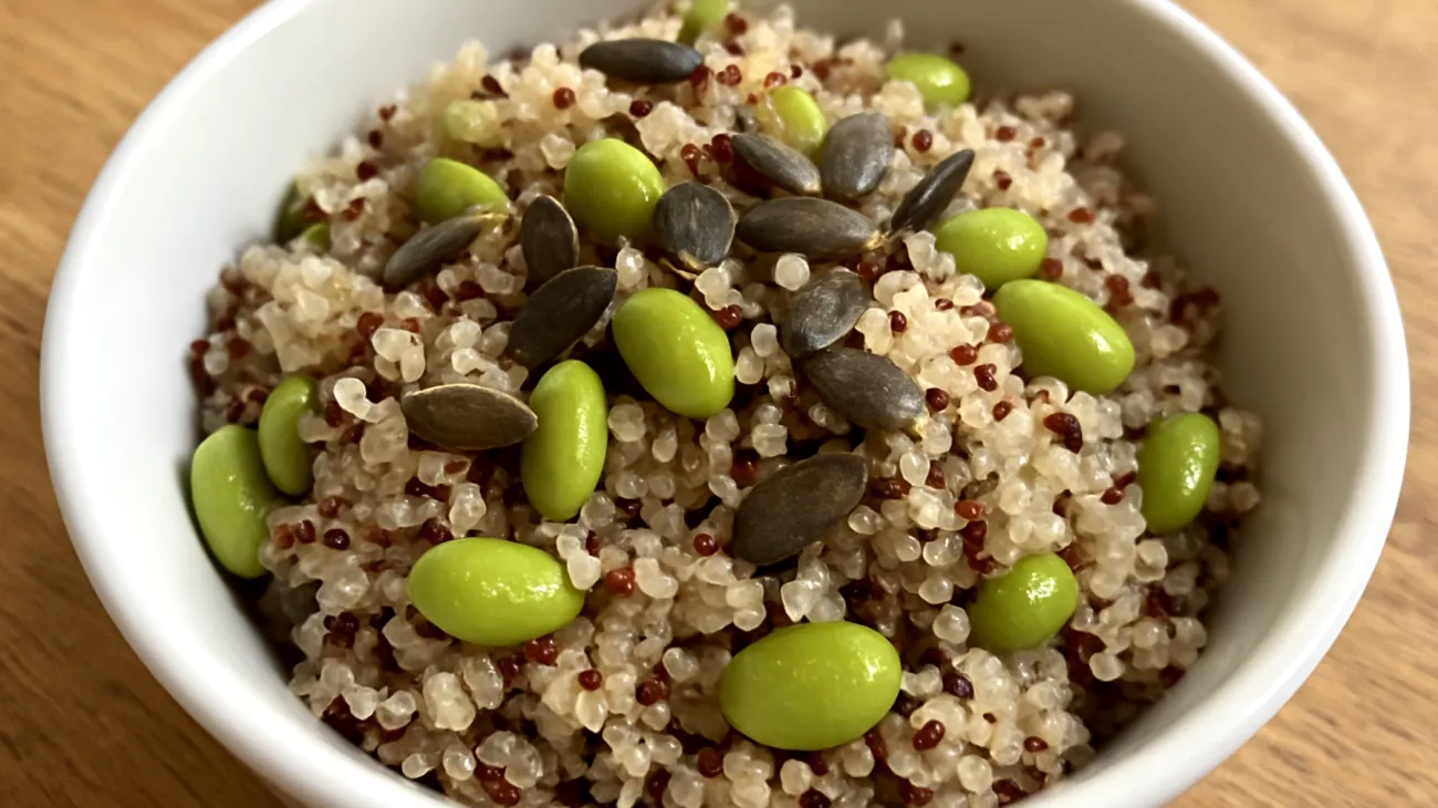 Insalata di quinoa con edamame e semi di zucca"