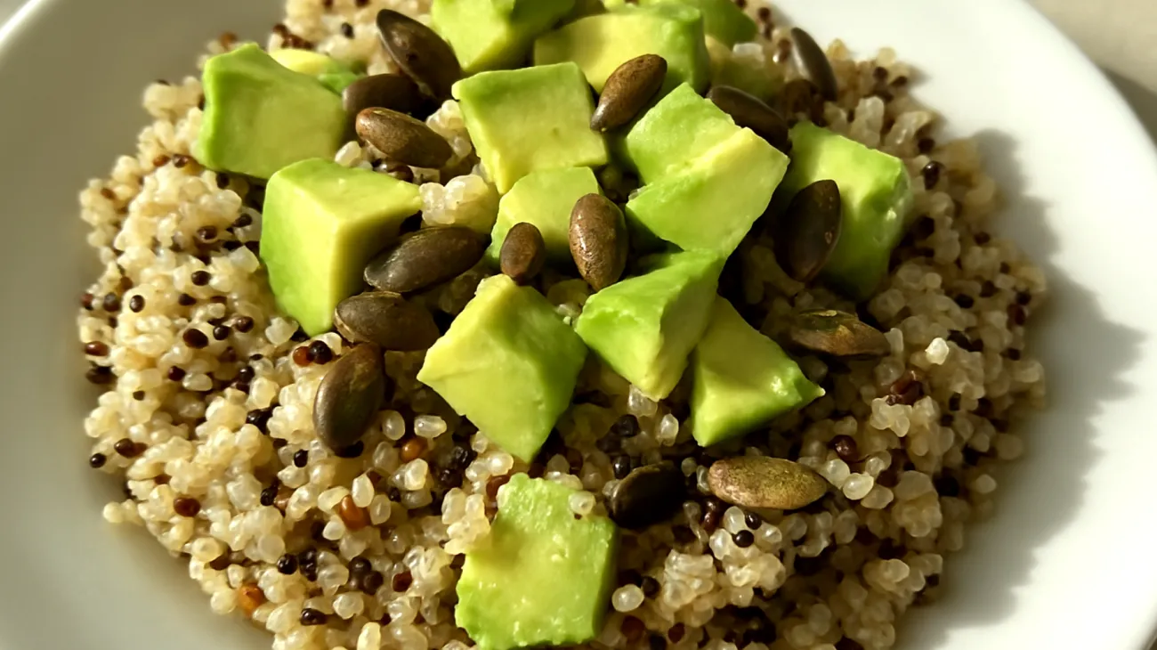 Insalata di quinoa con semi di zucca e avocado"